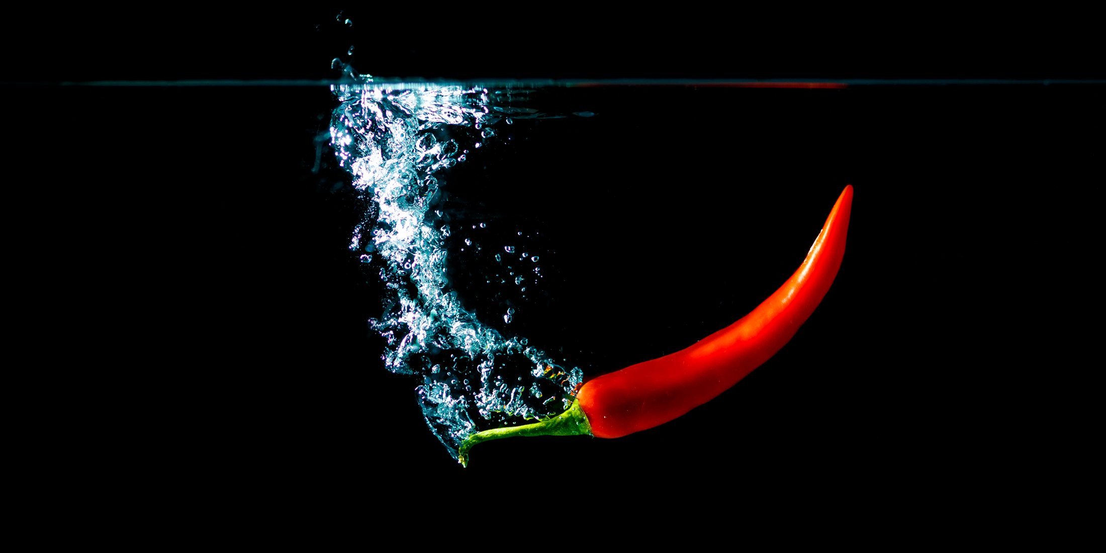 Rote Chilischote unter Wasser