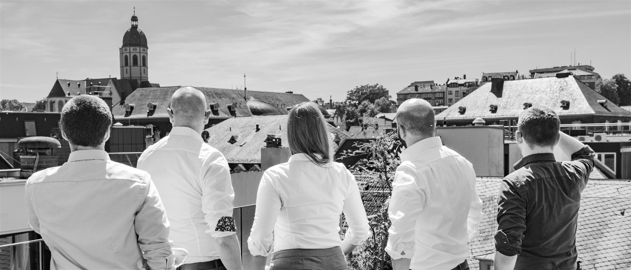 Team über den Dächern der Stadt