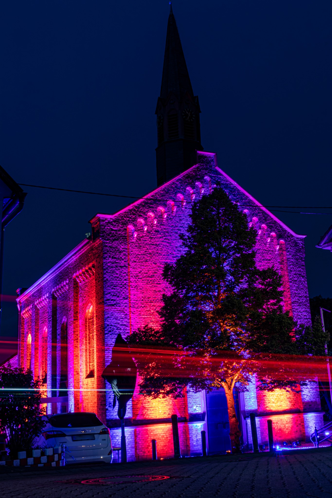 Kirche bei Nacht in farbiger Beleuchtung