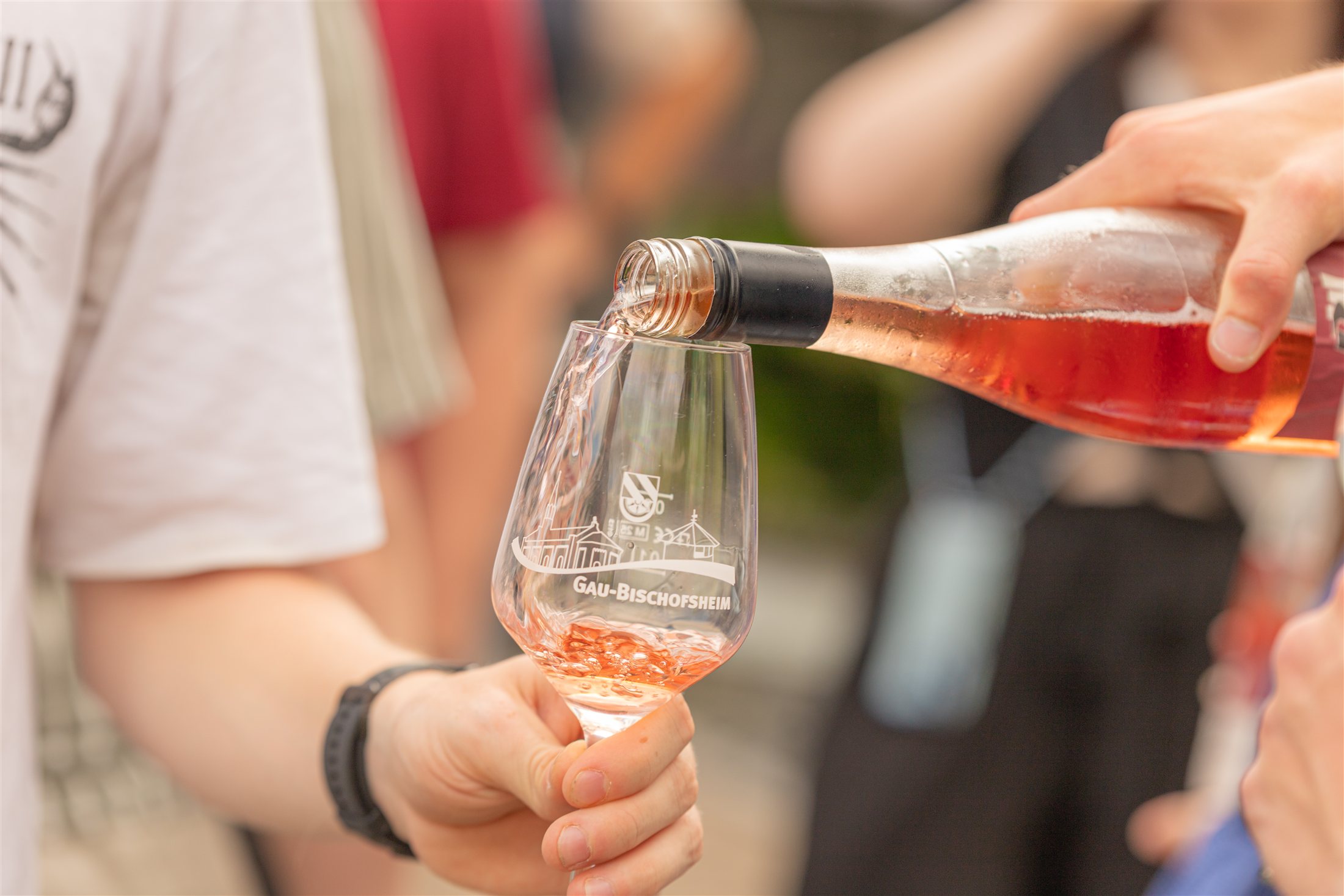 Wein wird bei einer Veranstaltung eingeschenkt