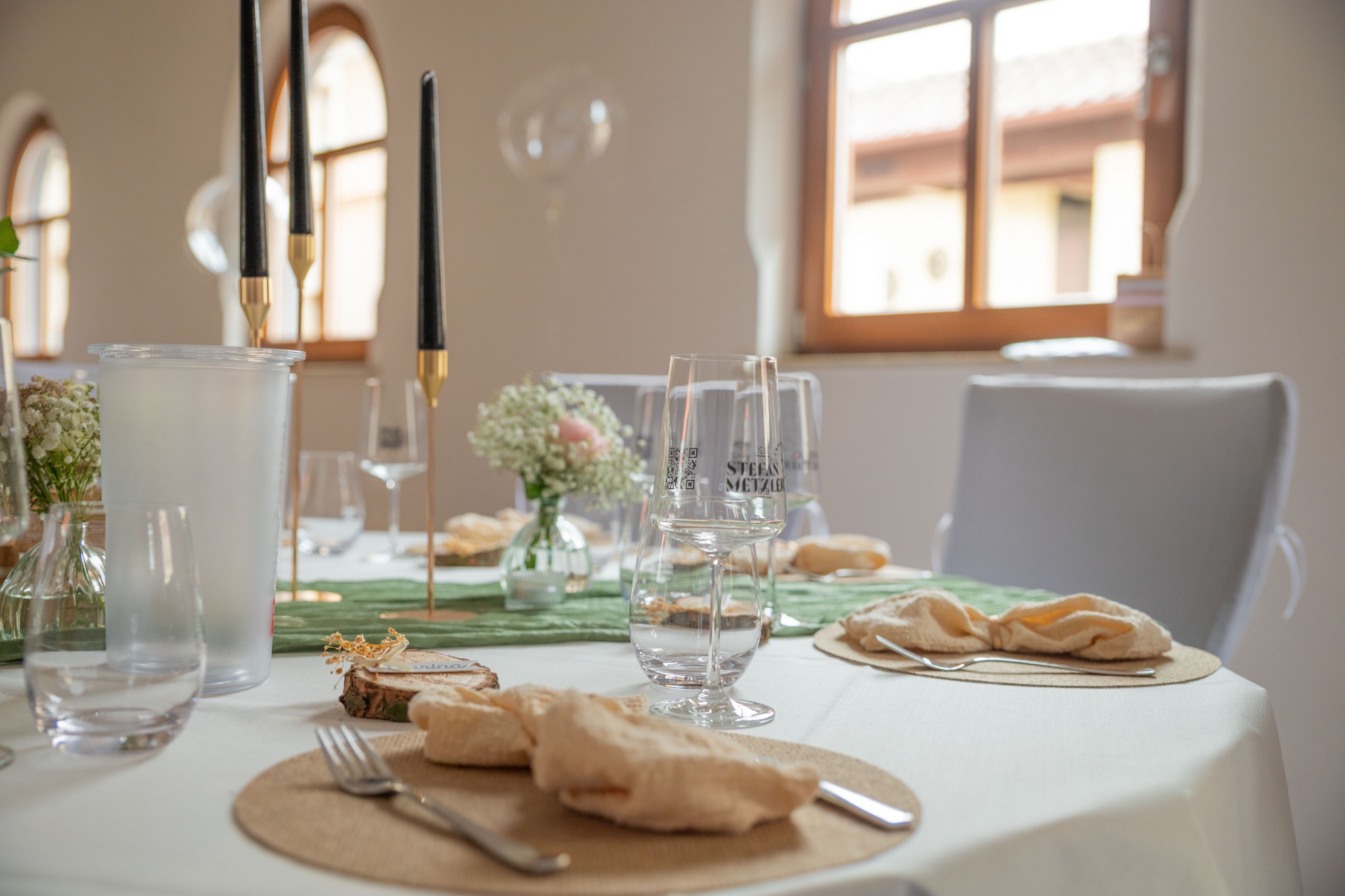 Stilvoll gedeckter Hochzeitstisch mit Kerzen und Blumen