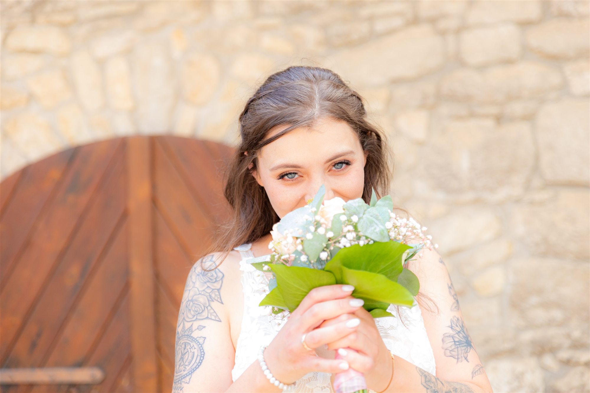 Natürliches Portrait einer Braut mit Blumenstrauß