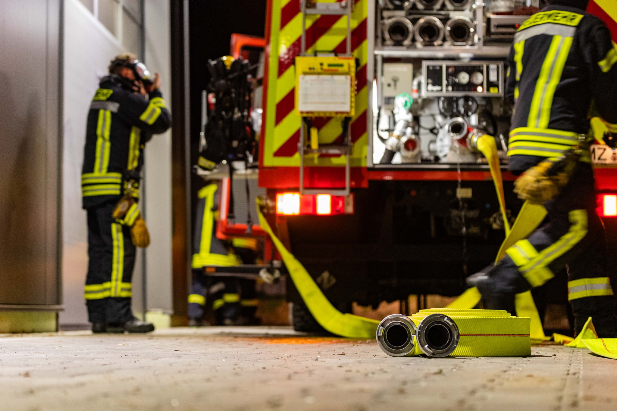 Feuerwehrübung mit Fahrzeug und Schlauchmaterial